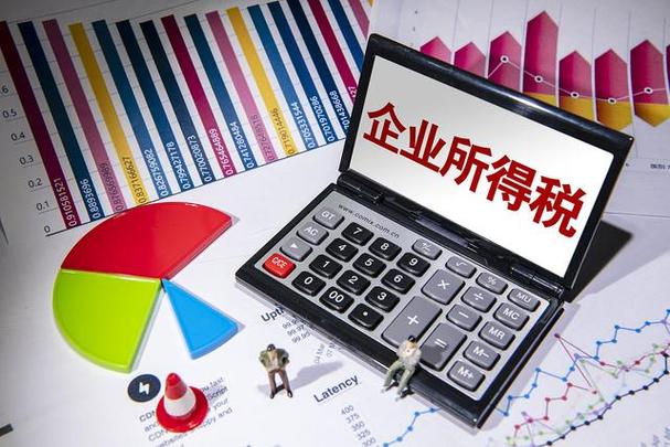 剛拿到營業執照的王老板在稅務局門口連抽三根煙